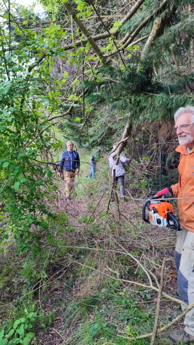 bénévoles de quad rider 31 et élus débroussaillant un chemin rural de Longages - journées des Chemins Codever