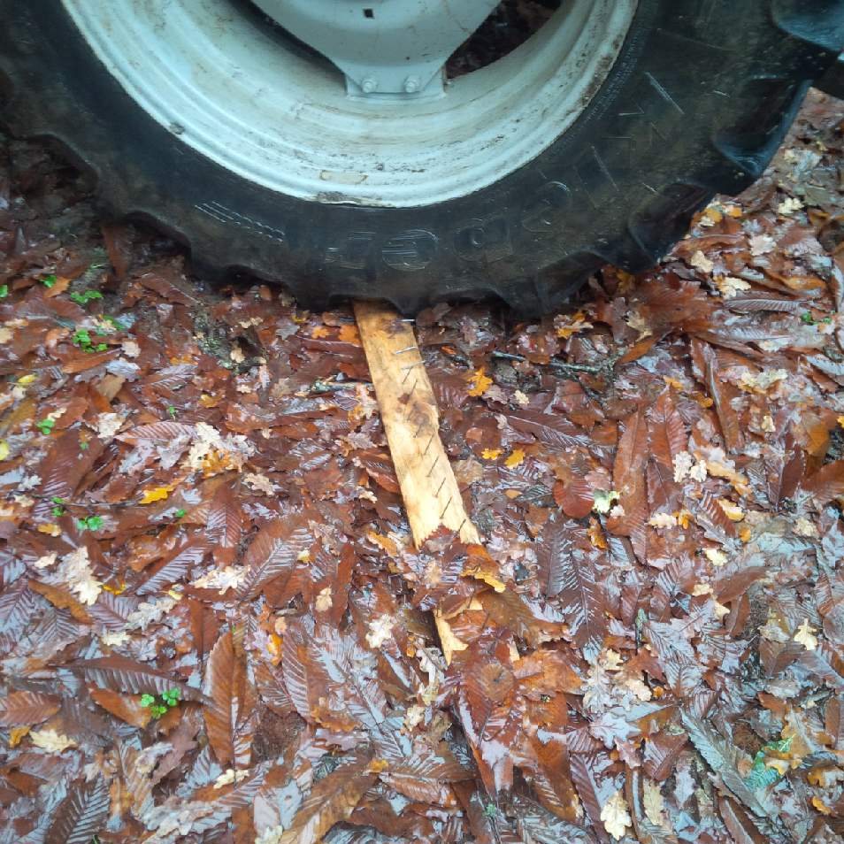 pneu tracteur crevé par planche à clous